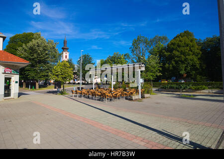 Otocac Zentrum Marktplatz mit Blick auf die Kirche der Heiligen Dreifaltigkeit und Caffe Bar Versus Stockfoto