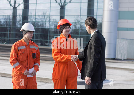 Boss oder Chef Handshaking mit Beschäftigten Ingenieure. Gut Gemacht. Moderne Business-Hintergrund Stockfoto