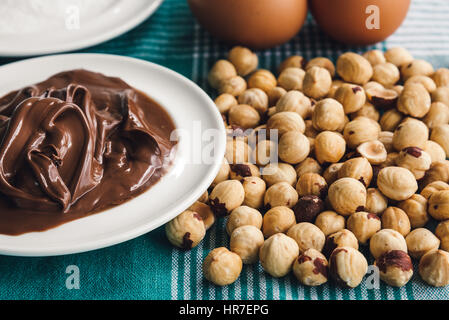 Nahaufnahme von Zutaten für Schokolade und Haselnuss Kuchen Stockfoto