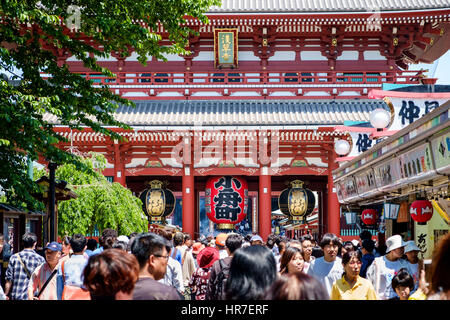 Menschen vor dem Hozomon Tor, Senso-Ji-Tempel, der ältesten in Tokio. Taito Nachbarschaft, Stadtteil Asakusa, Tokio, Japan. Stockfoto