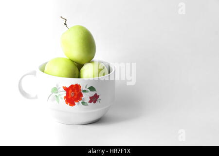 Gruppe von Affen Apfel in einer Tasse Stockfoto