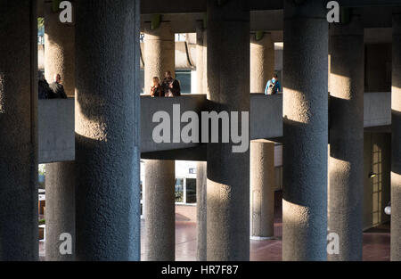 Fakten zur Brücke über Wasser führen, das Barbican Arts Centre, London. Stockfoto