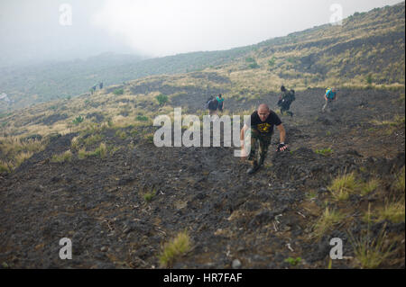 Climbing Mount Nyiragongo im Virunga Nationalpark, ist demokratische Republik Kongo ein aufregendes Abenteuer. Der aktive Vulkan Krater hält Lavasee. Stockfoto