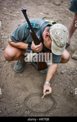 Eine walking Safari-Guide weist darauf hin das Bushcraft wie wilde Tiere auf Safari im Krüger Nationalpark in Südafrika zu verfolgen. Stockfoto