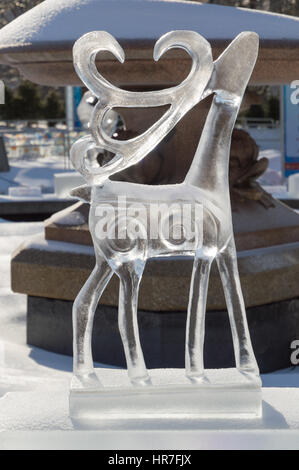 Eisskulptur in Ottawa, an einem sonnigen Tag mit Stadtpark hinter. Eis Scupltrure ist von einem Rentier mit seinem Kopf gestreckt und Geweih zurück. Stockfoto