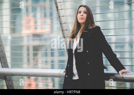 authentische junge Geschäftsfrau im städtischen Umfeld Stockfoto