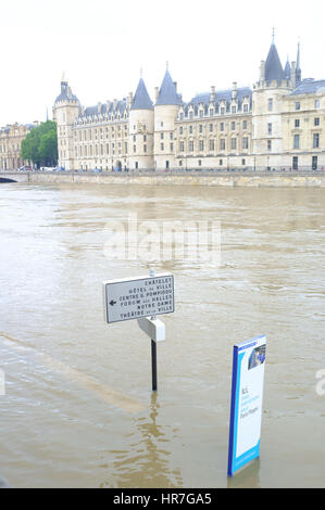 Untergetaucht Straßenschild mit der überfließenden Seine, Paris Stockfoto