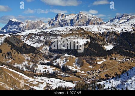 Ende des Winters in den Dolomiten, Blick von der oberen Forcella Porta Vescovo, Ski Gebiet Sella Ronda, Arabba, Italien-ID Fotografie Z Fotobanky: 586007858 Stockfoto