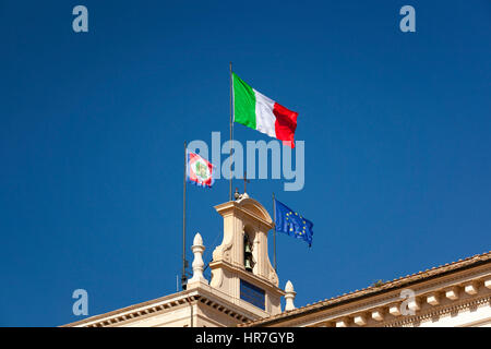 Italienische Flagge angezeigt auf dem Glockenturm der Quirinal, zusammen mit dem Presidential Wimpel und die Flagge der Europäischen Union. Italienischen Fahnen fliegen Stockfoto