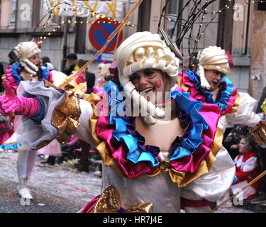 AALST, Belgien, 26. Februar 2017: Unbekannte Tänzerin genießen die Parade während des jährlichen Karnevals in Aalst. Stockfoto