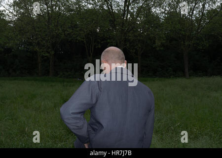 Porträt eines kahlen erwachsenen Mannes ernst Stockfoto