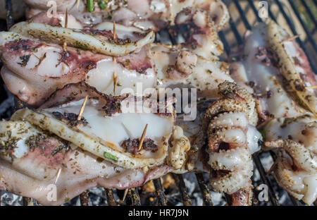 Tintenfische auf dem Grill am Strand, South Corfu, Griechenland Stockfoto