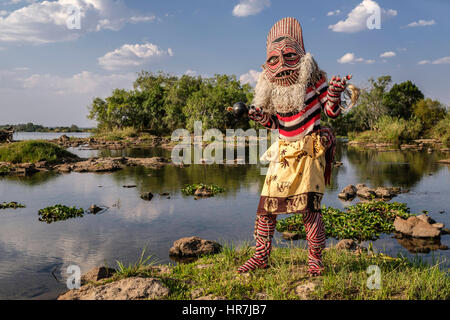 Mann verkleidet als ein Makishi posiert für die Kamera von der Zambezi River Bank. Die Makishi ist ein Charakter, der für die nordwestlichen Völker Lebensart Sambia Stockfoto