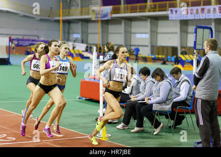 SUMY, UKRAINE - 17. Februar 2017: Mariya Shatalova (212), Olena Sokur (889), Viktoria Khapilina (662) und Nataliia Strebkova (749) im Finale der 3000-m-Rennen über ukrainische indoor Leichtathletik WM 2017 laufen Stockfoto