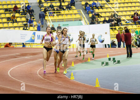 SUMY, UKRAINE - 17. Februar 2017: Mariya Shatalova (212) und Olena Sokur (889) mit anderen Sportlerinnen im Finale der 3000-m-Rennen über ukrainische indoor Leichtathletik WM 2017 laufen Stockfoto