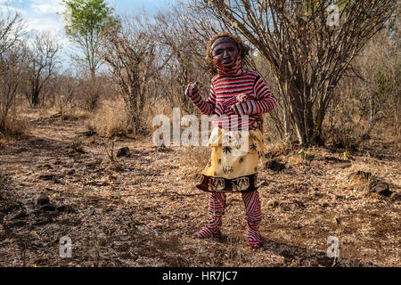 Mann verkleidet als ein Makishi posiert für die Kamera von der Zambezi River Bank. Die Makishi ist ein Charakter, der für die nordwestlichen Völker Lebensart Sambia Stockfoto