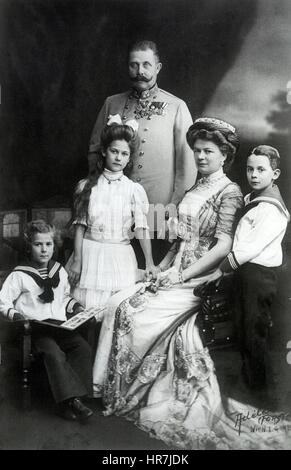 Erzherzog FRANZ FERDINAND von Österreich mit seiner Familie im Jahr 1910. Von links: Prinz Ernst von Hohenberg; Prinzessin Sophie; seine Frau Sophie Duchess von Hohenberg; Maximilian, Herzog von Hohenberg Stockfoto