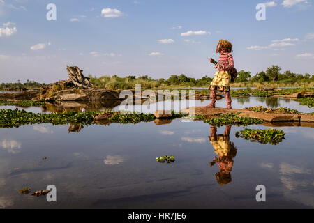 Mann verkleidet als ein Makishi posiert für die Kamera von der Zambezi River Bank. Die Makishi ist ein Charakter, der für die nordwestlichen Völker Lebensart Sambia Stockfoto