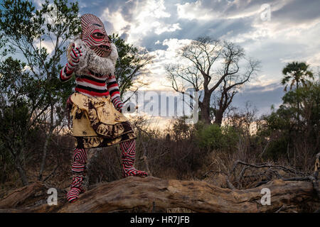 Mann verkleidet als ein Makishi posiert für die Kamera von der Zambezi River Bank. Die Makishi ist ein Charakter, der für die nordwestlichen Völker Lebensart Sambia Stockfoto