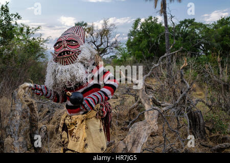 Mann verkleidet als ein Makishi posiert für die Kamera von der Zambezi River Bank. Die Makishi ist ein Charakter, der für die nordwestlichen Völker Lebensart Sambia Stockfoto