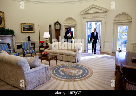 Präsident BARACK OBAMA in das Oval Office im Weißen Haus Mittwochmorgen, 21. Januar 2009, für seinen ersten Tag im Amt. Seinen persönlichen Adjutanten Reggie Love steht in der Nähe.  Foto: Pete Souza/White House offizielle amtliche White House Photo von Pete Souza Stockfoto