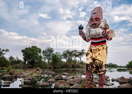 Mann verkleidet als ein Makishi posiert für die Kamera von der Zambezi River Bank. Die Makishi ist ein Charakter, der für die nordwestlichen Völker Lebensart Sambia Stockfoto