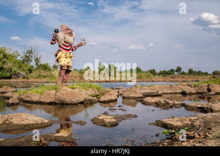 Mann verkleidet als ein Makishi posiert für die Kamera von der Zambezi River Bank. Die Makishi ist ein Charakter, der für die nordwestlichen Völker Lebensart Sambia Stockfoto