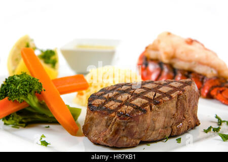 weißen Teller mit Steak, Hummer und Gemüse Stockfoto