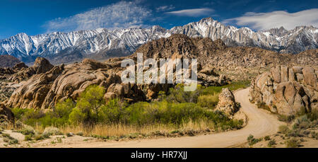 Lone Pine Peak in Mitte, Mount Whitney in der östlichen Sierra Nevada rechts Blick vom Film Straße in Alabama Hills, in der Nähe von Lone Pine, Kalifornien, USA Stockfoto