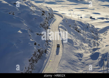 Ein Subaru Forester Auto Fahren auf einem schneebedeckten, eisigen Mountain Road in Norwegen. Stockfoto