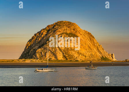 Morro Rock, Monolith, vulkanische Steckerformation, bei Sonnenaufgang, gesehen vom Embarcadero Waterfront Boulevard in Morro Bay, Kalifornien, USA Stockfoto