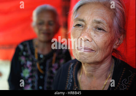 Während einer traditionellen rituellen Beerdigung der Tana Toraja Verwandten des verstorbenen neben dem Sarg warten Sie, bis die Zeremonie vorbei ist. Stockfoto