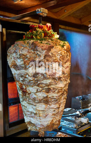 Traditionelle türkische Döner Kebab-Fleisch auf einem rotierenden grill Stockfoto