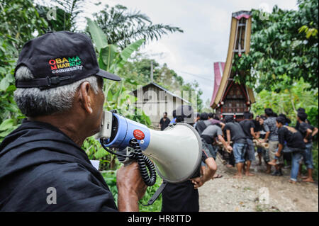 Während einer traditionellen rituellen Beerdigung von Tana Toraja. Die Männer des Dorfes tragen der Katafalk in eine seltsame Trauerzug in dem die Menschen Stockfoto