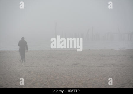 Mann am Strand von Nebel Stockfoto