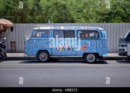 VW Campingbus umgewandelt in eine mobile Cocktail- und Getränkebar. Pattaya-Thailand-Südostasien Stockfoto