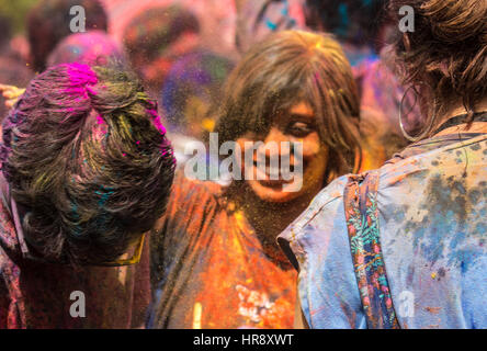 Dubai, Vereinigte Arabische Emirate - 21. März 2014: Menschen werfen bunte Farbe und Pulver während Holi Festival feiern. Stockfoto
