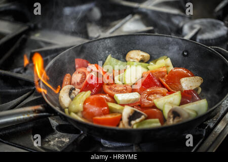 Gemischtes frisches Gemüse in einer Pfanne erhitzen, vegetarisches Essen Stockfoto