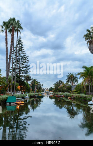 Genießen Sie die Reflexionen und die Farben, die hinunter die Kanäle auf eine heiter am späten Nachmittags in Venice, Kalifornien Stockfoto