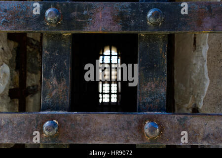 Erreichte durch die Gitterstäbe einer Zelle in die Yuma Territorial Prison in Yuma, Arizona Stockfoto