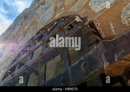 Zellenblock gerade noch immer außerhalb der Reichweite der glühend heißen Sonne in Yuma, Arizona Stockfoto