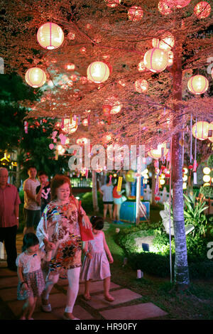 Familie besucht den LED Licht Laternen Garten Fo Guang Shan Tempel, Jenjarom, Malaysia. Stockfoto