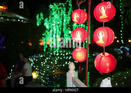 Leichte chinesische Laterne dekoriert Bäume rund um Fo Guang Shan Tempel, Jenjarom, Malaysia geführt. Stockfoto