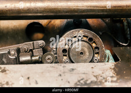 hydraulische Kolben auf dem alten Rechner zum Gießen Stockfoto