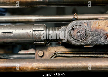 hydraulische Kolben auf dem alten Rechner zum Gießen Stockfoto