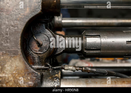 hydraulische Kolben auf dem alten Rechner zum Gießen Stockfoto