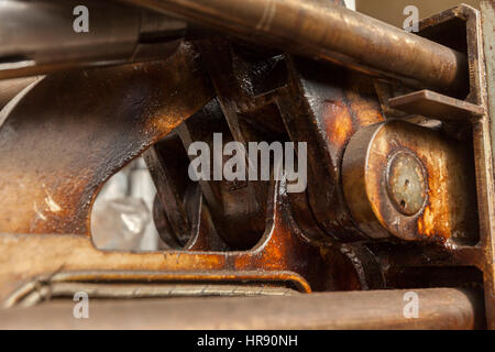 hydraulische Kolben auf dem alten Rechner zum Gießen Stockfoto