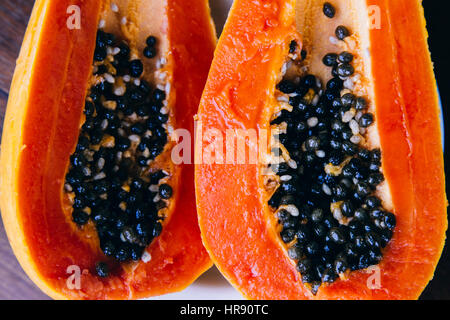 Papaya Frucht auf hölzernen Hintergrund. Stockfoto