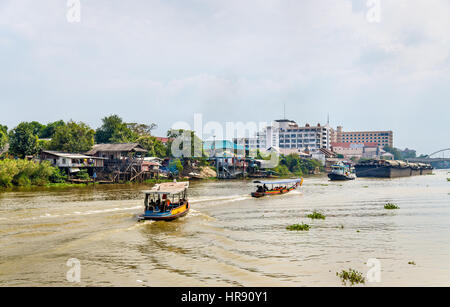 Boote auf dem Pa Sak River in Ayutthaya, Thailand Stockfoto