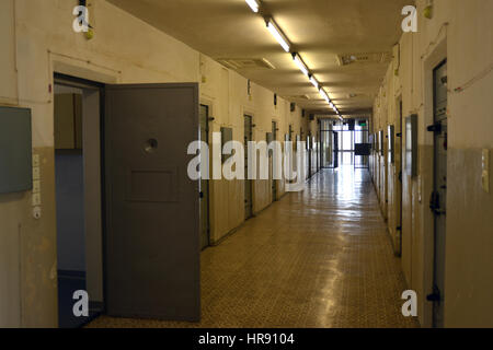 Gedenkstätte Berlin-Hohenschönhausen, Deutschland, 23. April 2016. Zelle Türen im Korridor, über 20.000 Menschen wurden von 1945 bis 1990 in den Pris festgenommen. Stockfoto